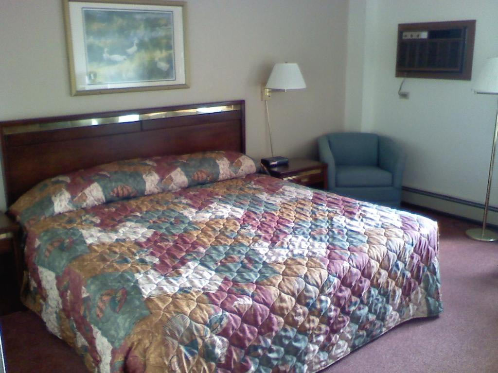 One Queen Bed in Waseca MN